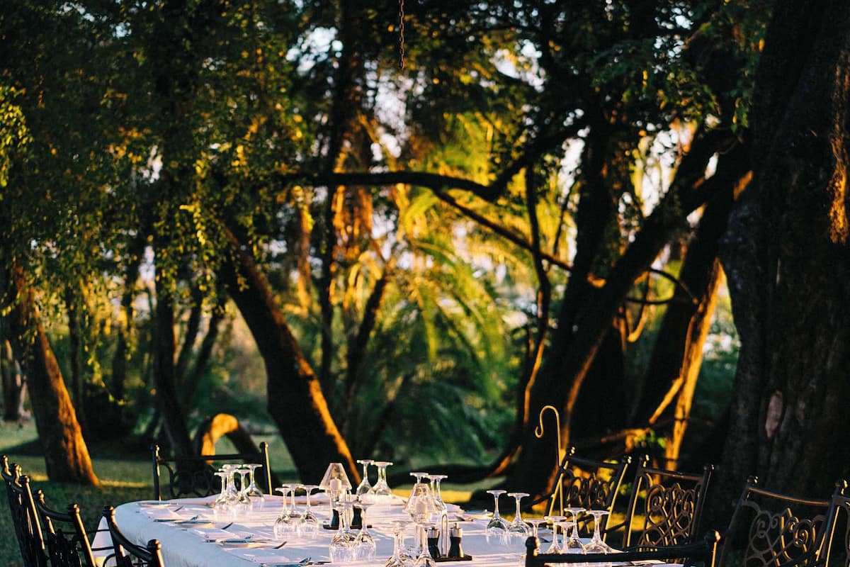 2 restaurants, breakfast, lunch, dinner served; international cuisine