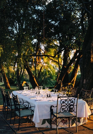 2 restaurants, breakfast, lunch, dinner served; international cuisine