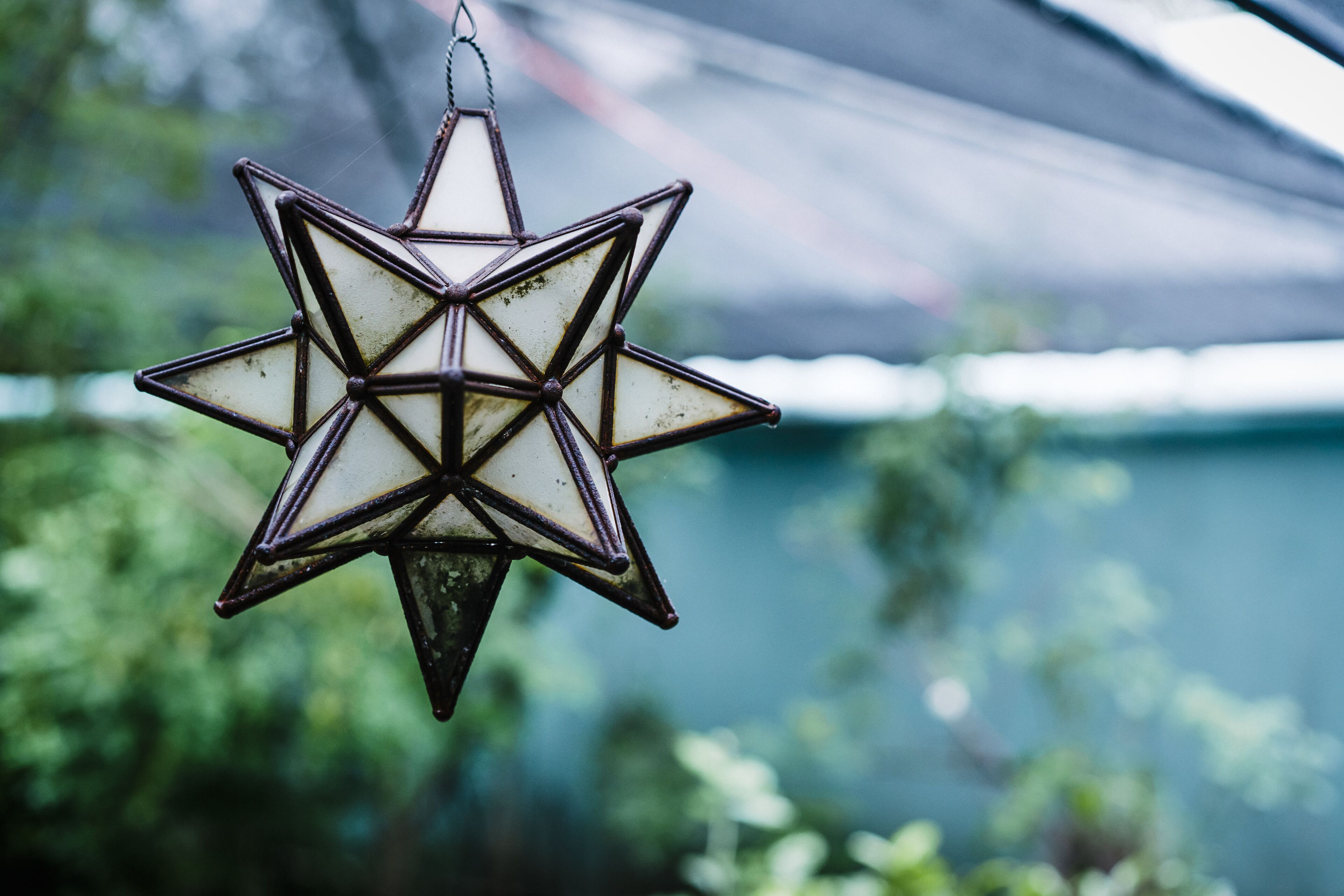 Un farolillo en forma de estrella colgado al aire libre.