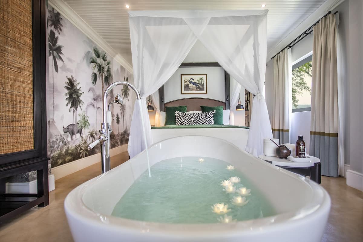 livingstone junior suite | deep-soaking bathtub