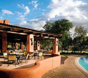 2 restaurants, breakfast, lunch, dinner served; international cuisine