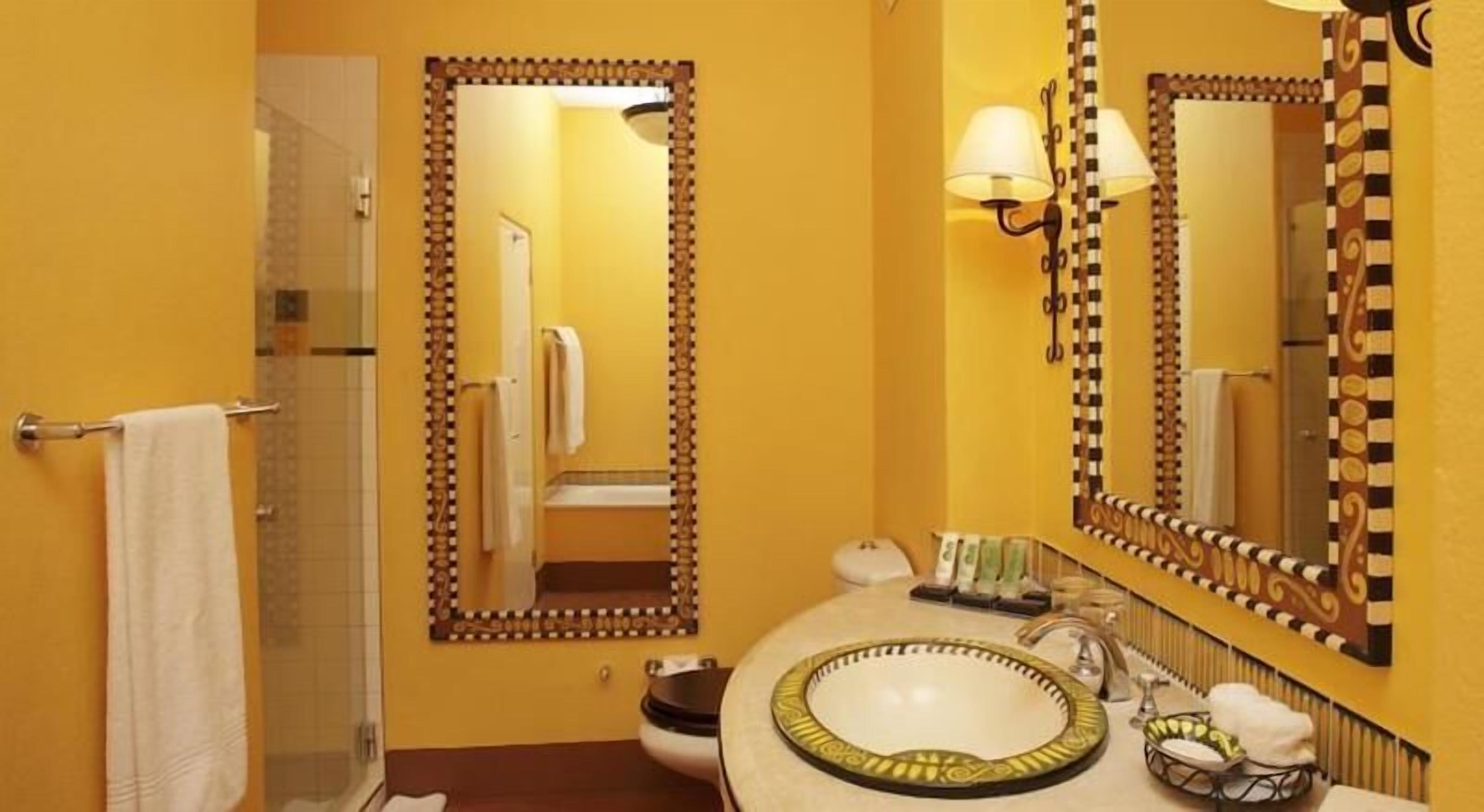 Bathroom | Separate tub and shower, free toiletries, hair dryer, slippers