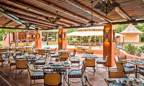 2 restaurants; breakfast, lunch, dinner and brunch served 