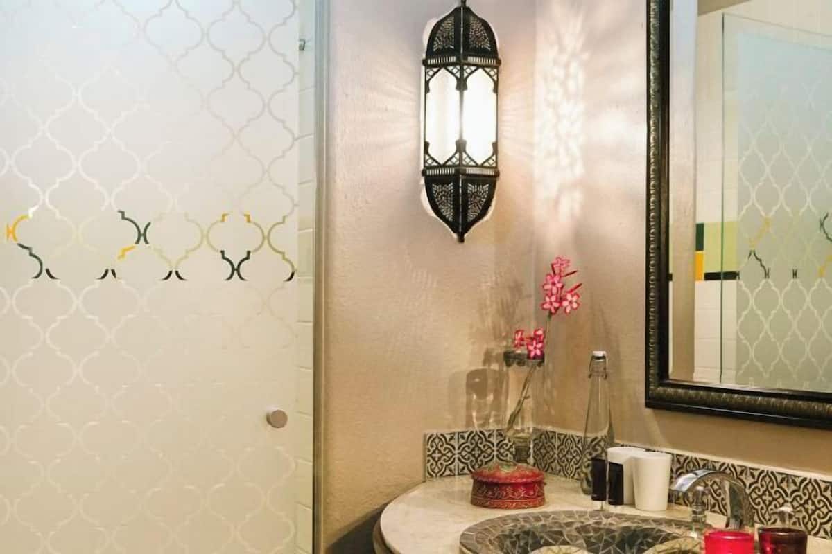Badewanne und Dusche (separat), kostenlose Toilettenartikel