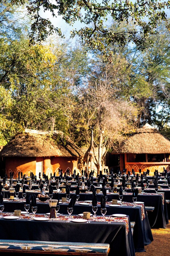 2 restaurants, breakfast, lunch, dinner served; international cuisine