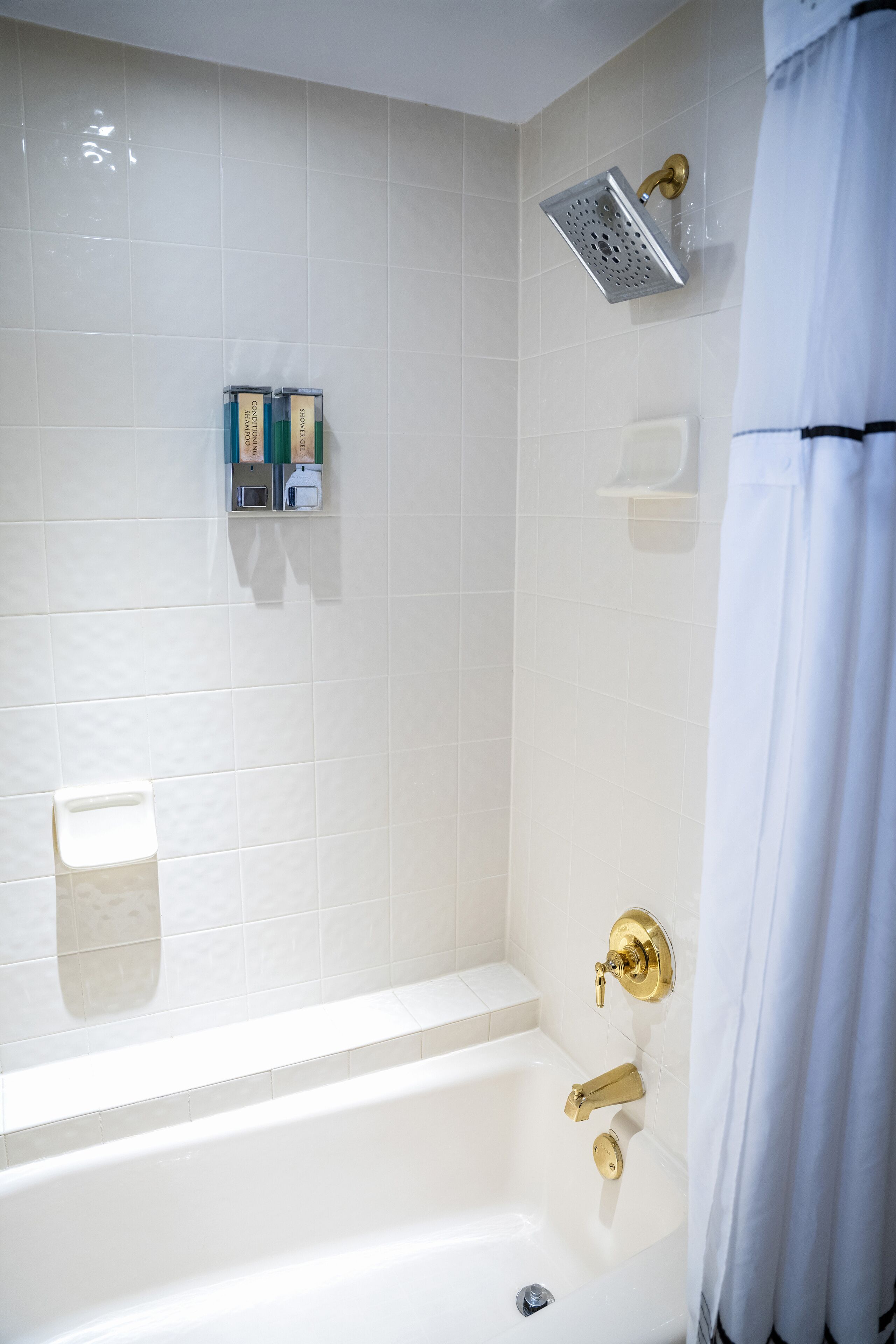 combined shower/bathtub, hair dryer, towels