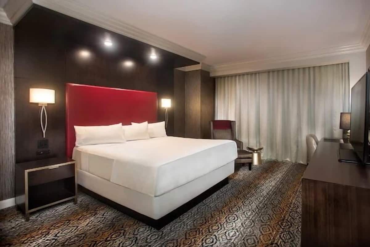 Room Type Assigned on Arrival | Caja de seguridad en la habitación, escritorio y cortinas blackout