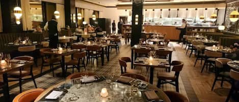 3 restaurants, breakfast, lunch, dinner served; American cuisine