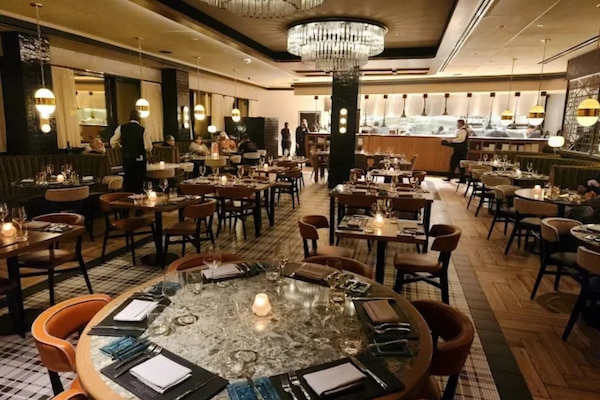 3 restaurantes; se sirve desayuno, almuerzo y cena; cocina americana