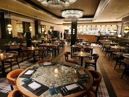 3 restaurants servant le petit déjeuner, le déjeuner et le dîner. Caesars Southern Indiana - A Caesars Rewards Destination