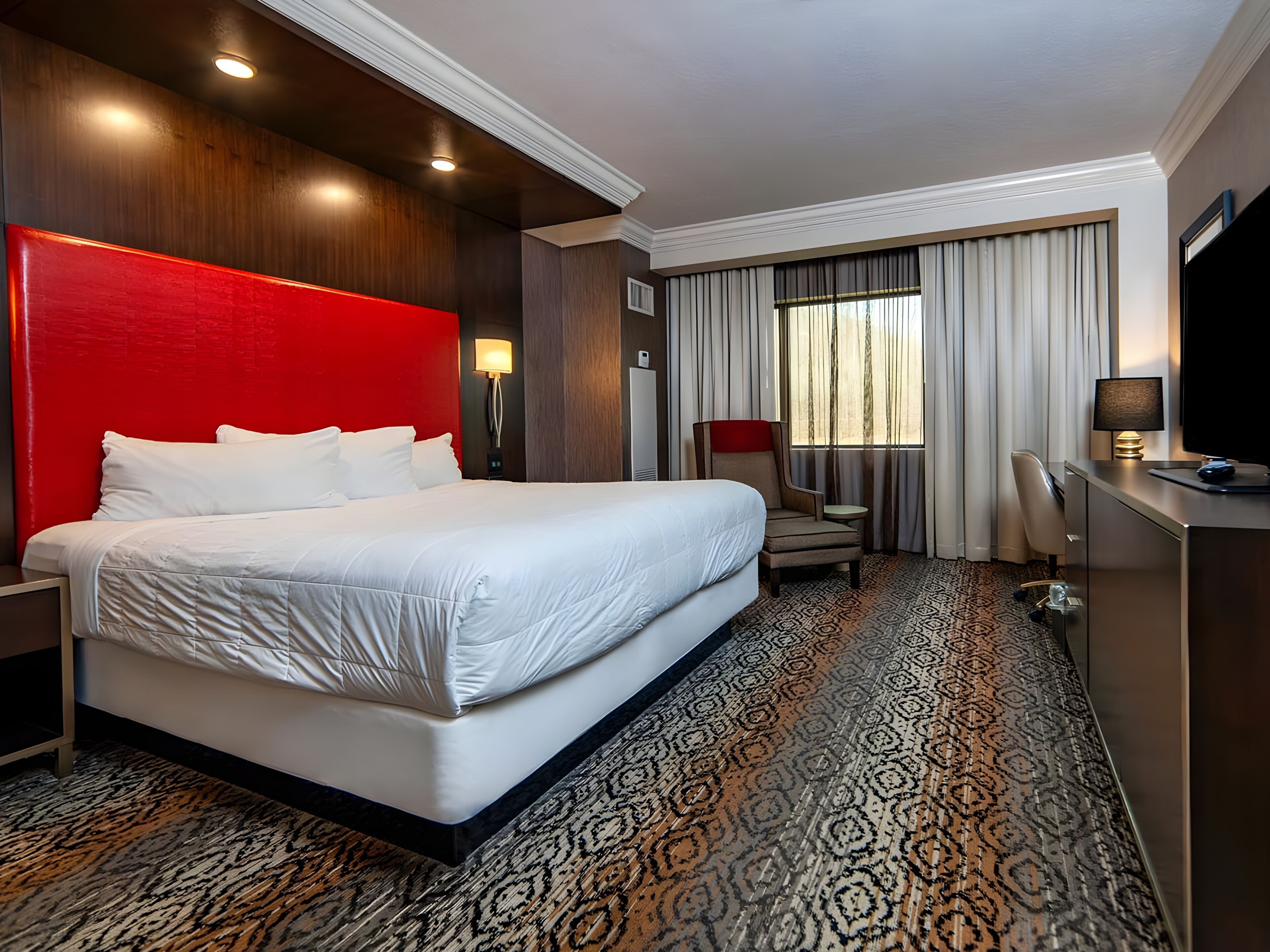 Coffre-fort, bureau, rideaux d’obscurcissement