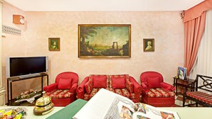 TV - Hotel Augustea (Rome)