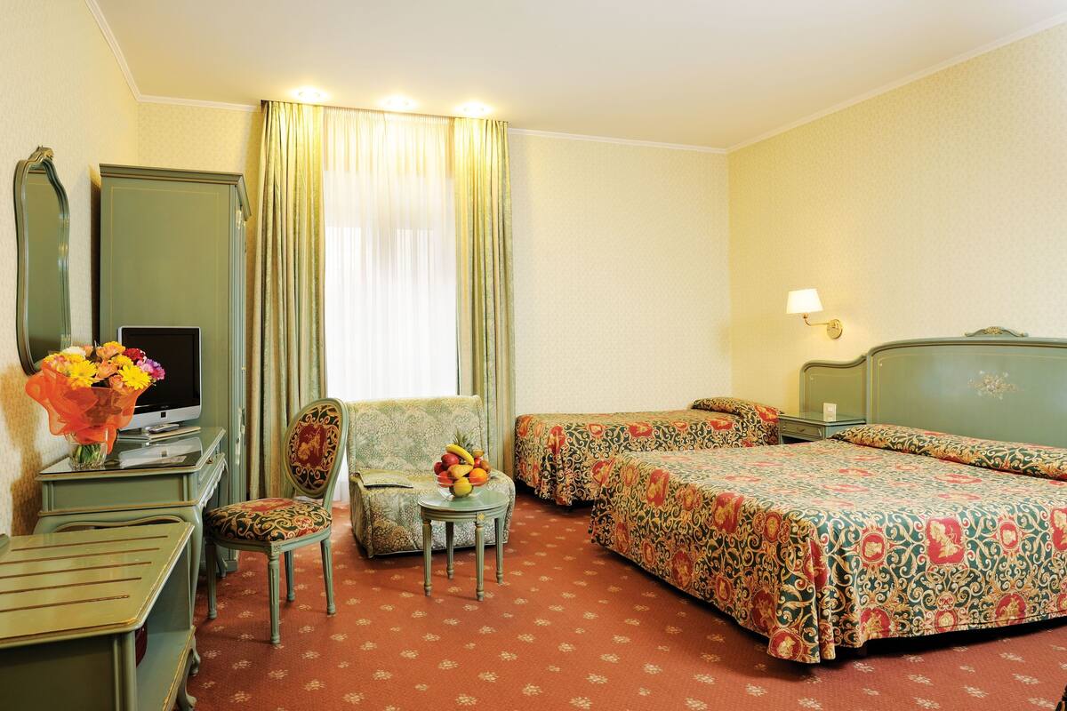 Triple Room | Hypo-allergenic bedding, minibar, in-room safe, cribs/infant beds