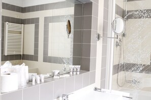 Shower, hair dryer, towels - Hotel Torino (Rome)