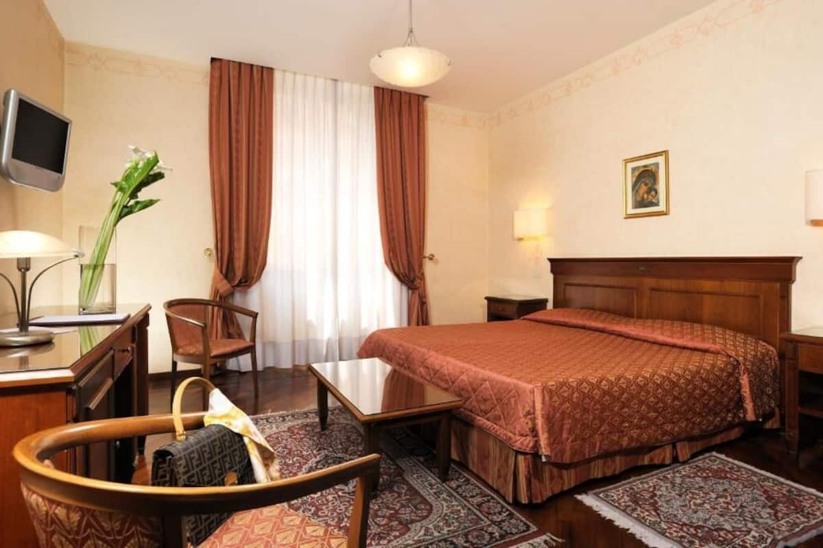 Een minibar, een kluis op de kamer, een bureau, gratis wifi