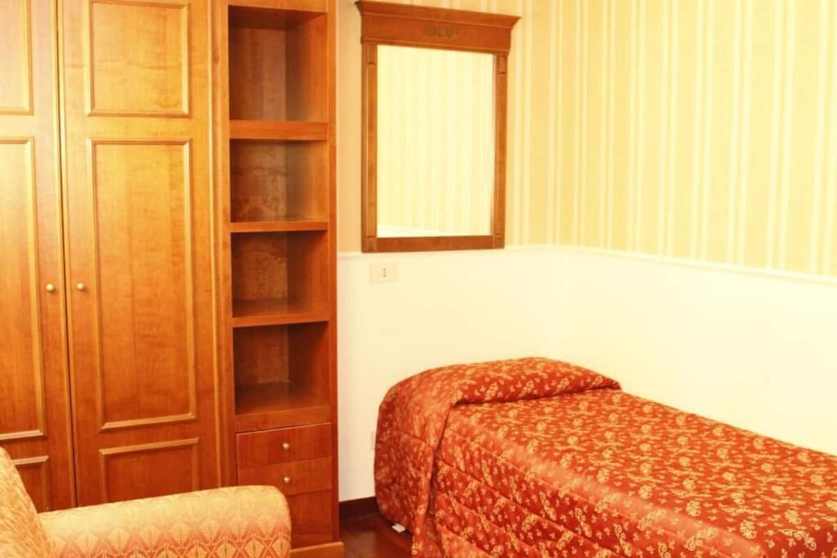 Een minibar, een kluis op de kamer, een bureau, gratis wifi