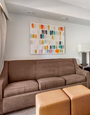 A modern living room with a brown sofa, a colorful abstract painting, and a lamp. - Hilton Vacation Club Sedona Summit (Sedona)