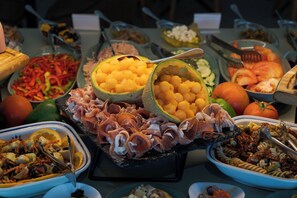 A buffet with various dishes including meats, cheeses, and vegetables. - Pestana Blue Alvor Beach - All Inclusive Hotel (Portimão)