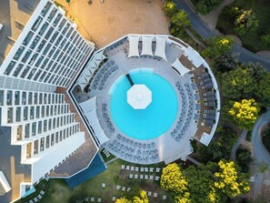 Inomhuspool, 3 utomhuspooler, parasoller och solstolar