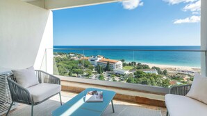 A balcony with a view of the sea and buildings. - Pestana Blue Alvor Beach - All Inclusive Hotel (Portimão)