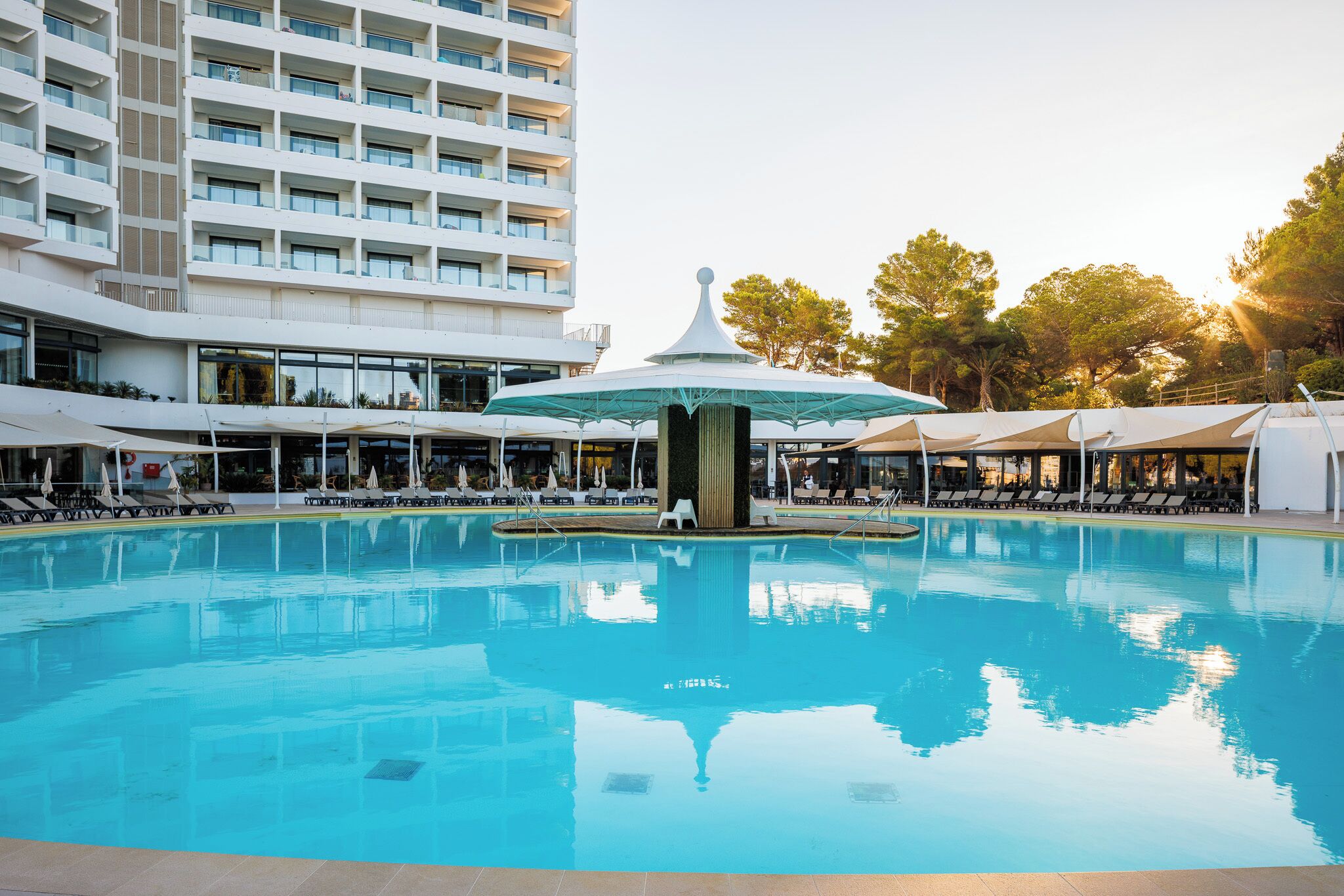 Inomhuspool, 3 utomhuspooler, parasoller och solstolar