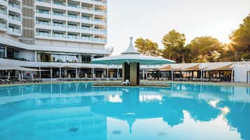 Inomhuspool, 3 utomhuspooler, parasoller och solstolar