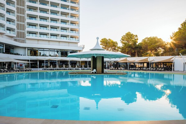 3 outdoor pools, pool umbrellas, sun loungers