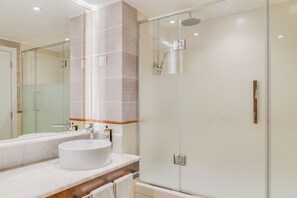 Double or Twin Room, Sea View | Bathroom | Combined shower/tub, free toiletries, hair dryer, towels - Pestana Blue Alvor Beach - All Inclusive Hotel (Portimão)