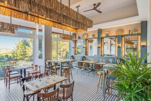 3 restaurants, breakfast served