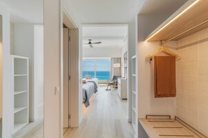 Minibar, pengeskab på værelset, mørklægningsgardiner