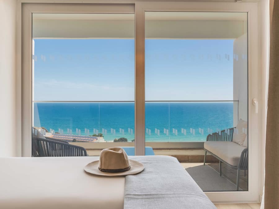 Minibar, caja fuerte, cortinas opacas y cunas gratuitas