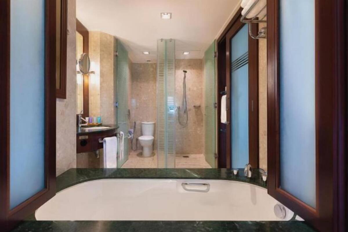 Badewanne und Dusche (separat), kostenlose Toilettenartikel