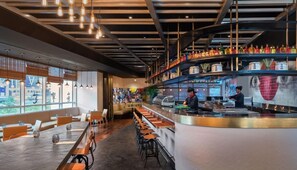 4 restaurantes; se sirven desayunos, comidas, cenas y brunch