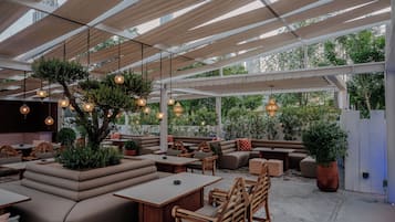 4 restaurants, breakfast, lunch, dinner served; international cuisine