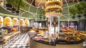 Desayuno buffet diario (AED 90 por persona)