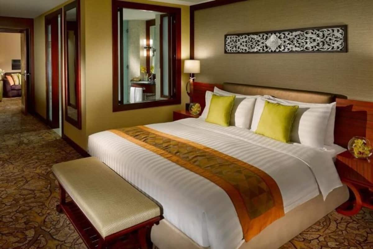 Premium bedding, in-room safe, desk, laptop workspace