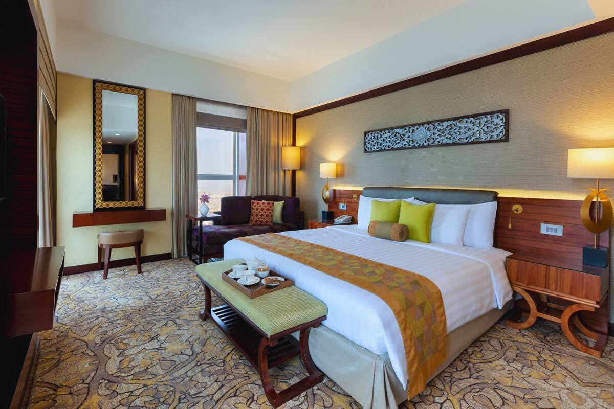 Premium bedding, in-room safe, desk, laptop workspace