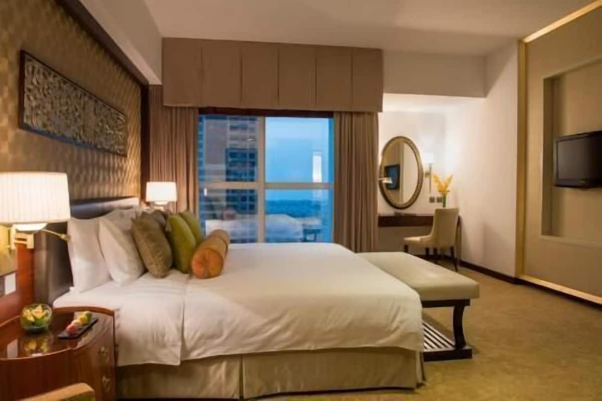 Premium bedding, in-room safe, desk, laptop workspace