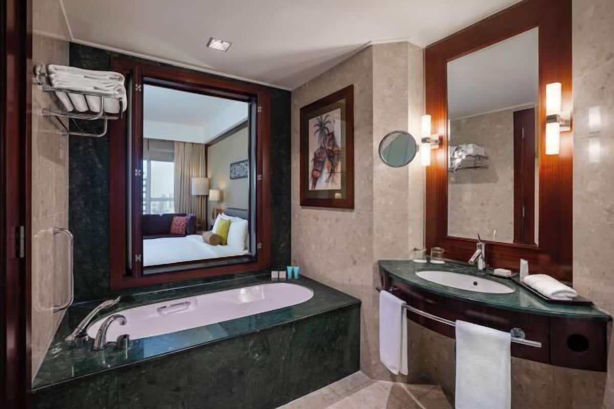 Salle de bain | Baignoire et douche séparées, articles de toilette (gratuits)