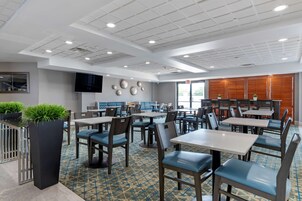 Café da manhã com buffet grátis todos os dias