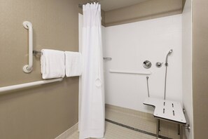 Ensemble douche/baignoire, articles de toilette gratuits, sèche-cheveux