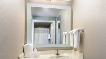 Combined shower/tub, free toiletries, hair dryer, towels