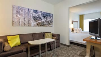 Luxe beddengoed, een bureau, verduisterende gordijnen