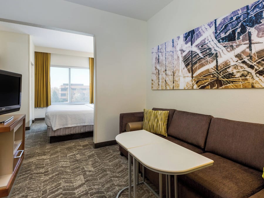 Luxe beddengoed, een bureau, verduisterende gordijnen