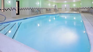 Innenpool, geöffnet von 06:00 Uhr bis 23:00 Uhr, Liegestühle