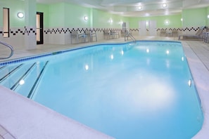 Innenpool, geöffnet von 06:00 Uhr bis 23:00 Uhr, Liegestühle