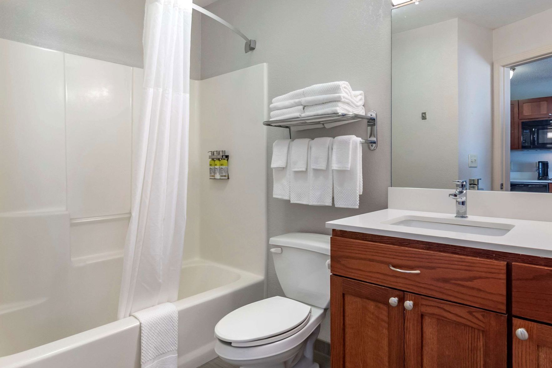 Bathroom | Combined shower/tub, free toiletries, hair dryer, towels