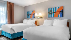Een hotelkamer met twee bedden, een raam met gordijnen en twee wandlampen.