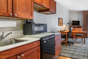 1 bedroom, hypo-allergenic bedding, desk, laptop workspace