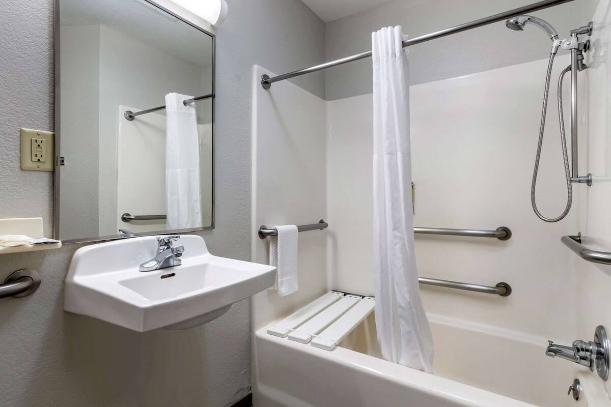 standard studio, 2 double beds, accessible, non smoking (efficiency) | bathroom | combined shower/bathtub, free toiletries, hair dryer, towels